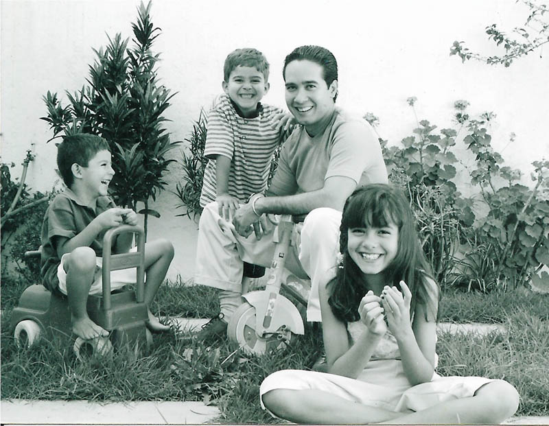 Carlos Luna with his three children, Camila, Carlos, and Cristobal, Puebla, Mexico 2001