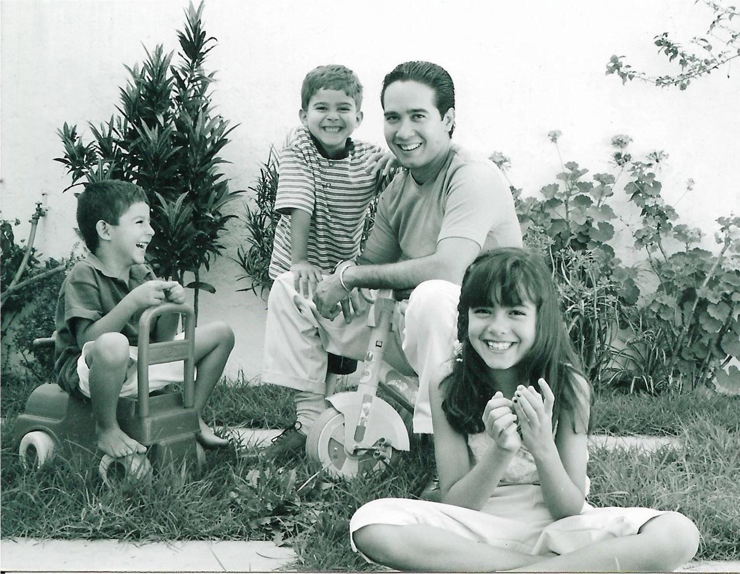 Carlos Luna con sus tres hijos, Camila, Carlos y Cristobal, Puebla, México, 2001